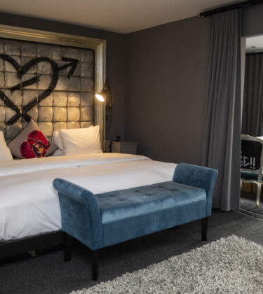 TheExhibitionist_highres_128